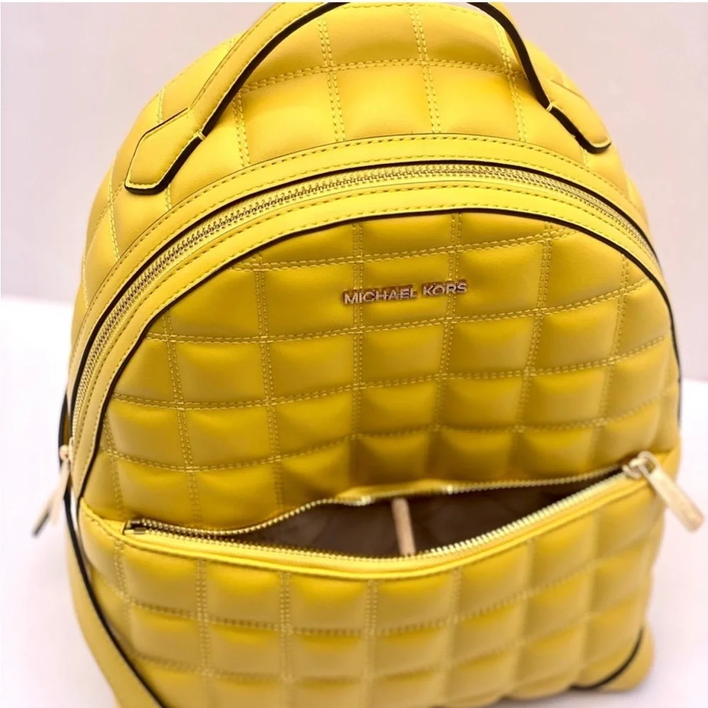MICHAEL KIRS SHEILA DAISY YELLOW
MEDIUM BACKPACK MICHAEL KORS Sheila Medium Front Pocket Backpack Bag Quilted  main image 3